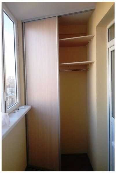 Угловой шкаф купе для балкона под одежду фото 206