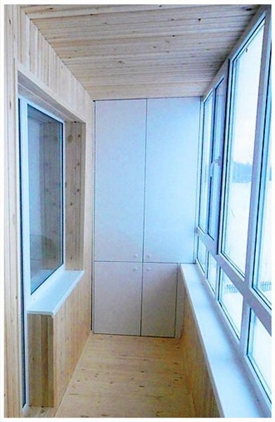 Белый встроенный шкаф на балкон фото 385