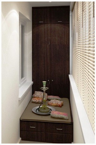 Дизайн шкафа на балкон с лежаком фото 340