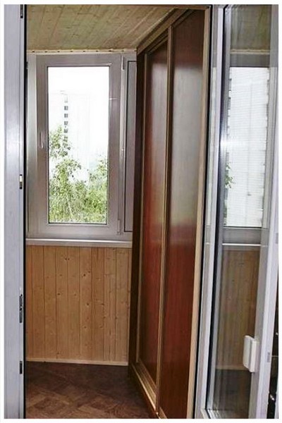 Балкон со шкафом купе цвета махагон фото 254