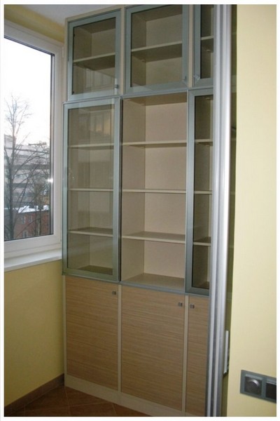 Шкаф со стеклом для балкона на заказ фото 356
