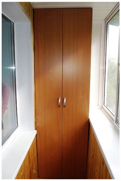Встроенный шкаф для маленькокого балкона фото 560