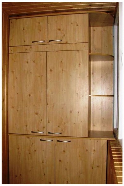 Встроенный шкаф для балкона с полками фото 556